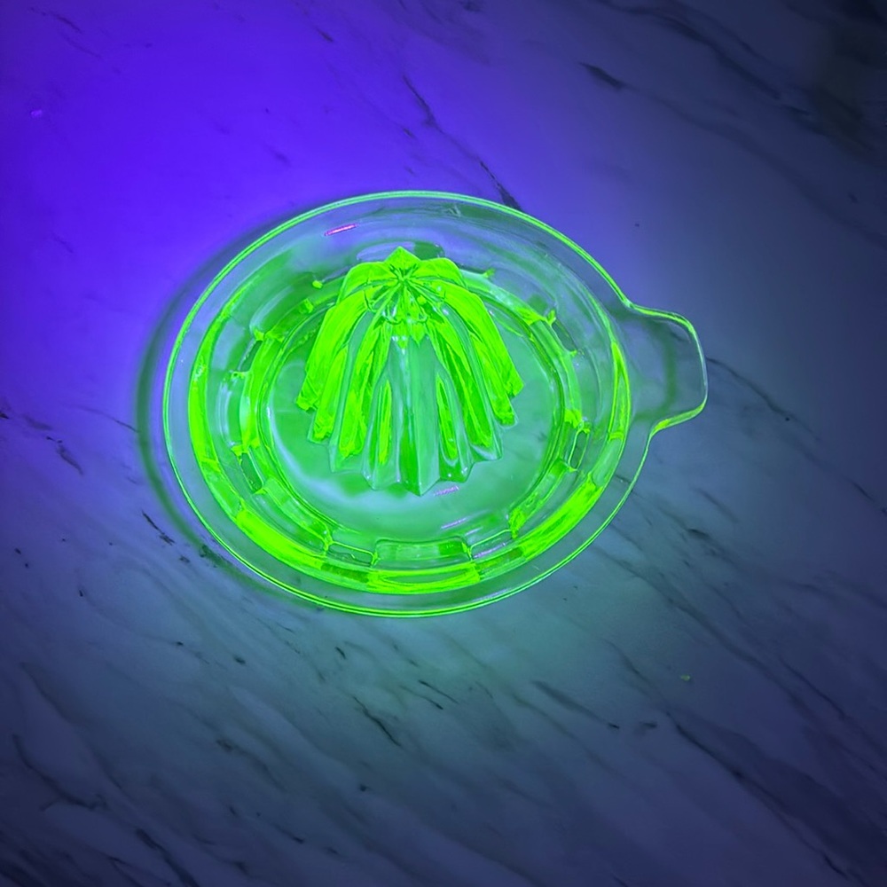 Vintage green depression uranium Vaseline glass juicer with handle
